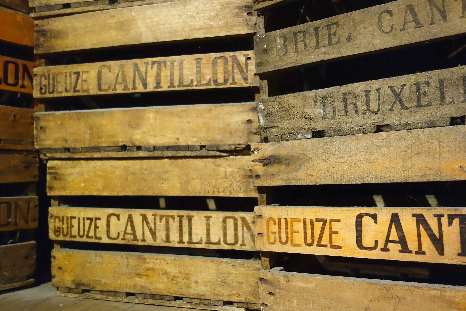 酒厂档案中印有 Cantillon 字样的旧木箱